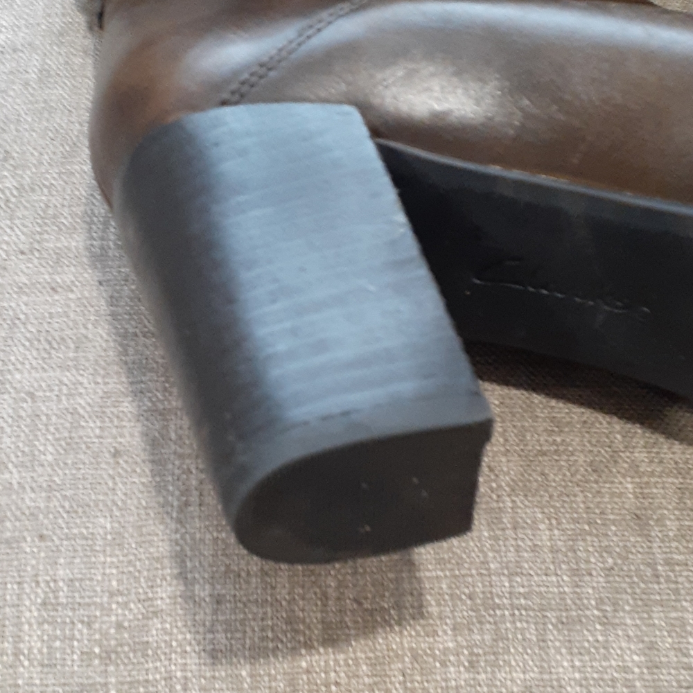 Clarks brown Chelsea leather ankle bootie size 10M - Picture 11 of 16